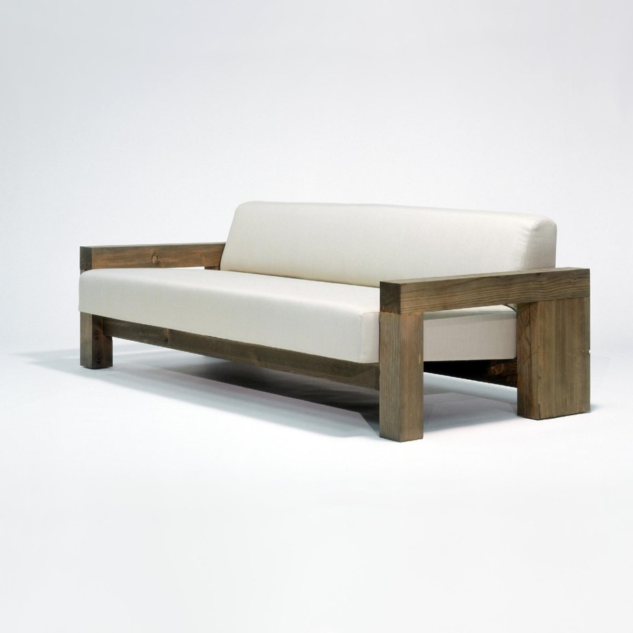 Диван на деревянном каркасе