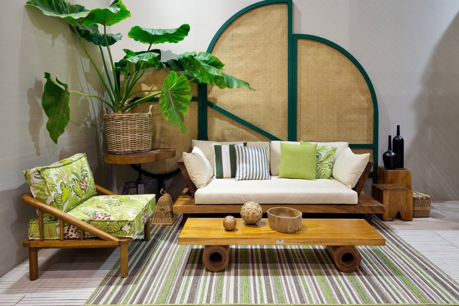 Диван из дерева с подушками