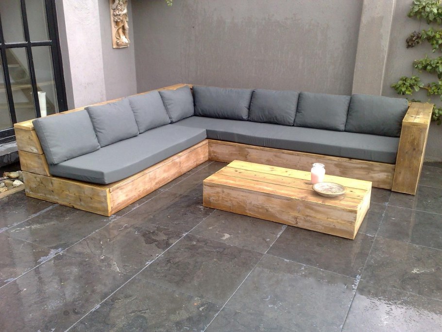 Угловой диван из брусков
