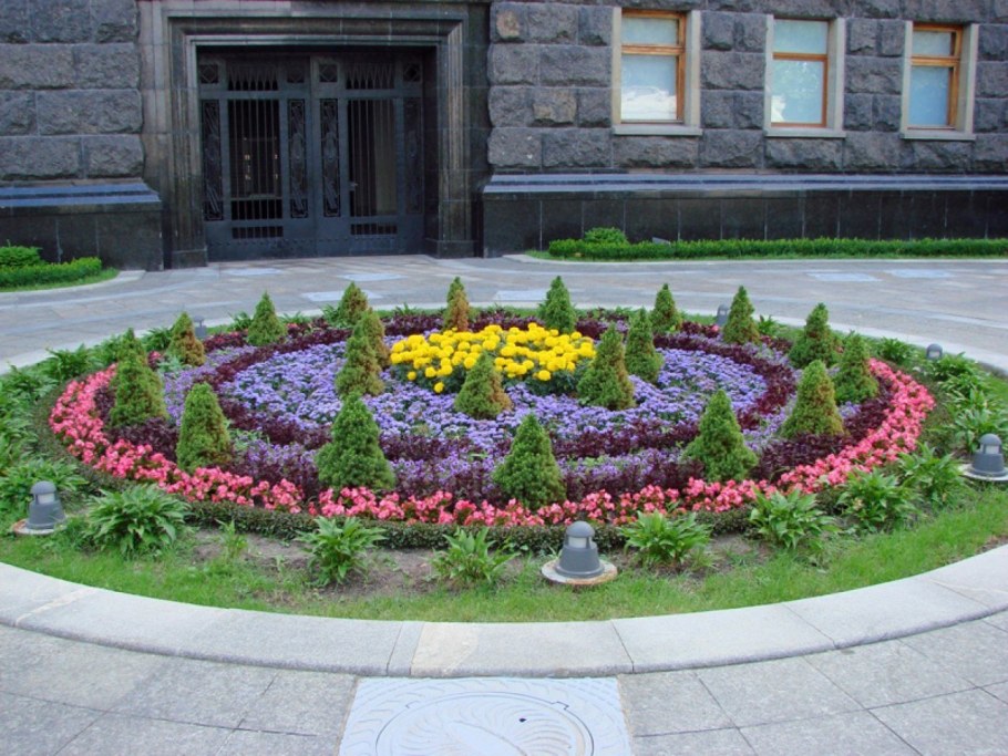 Круглая клумба