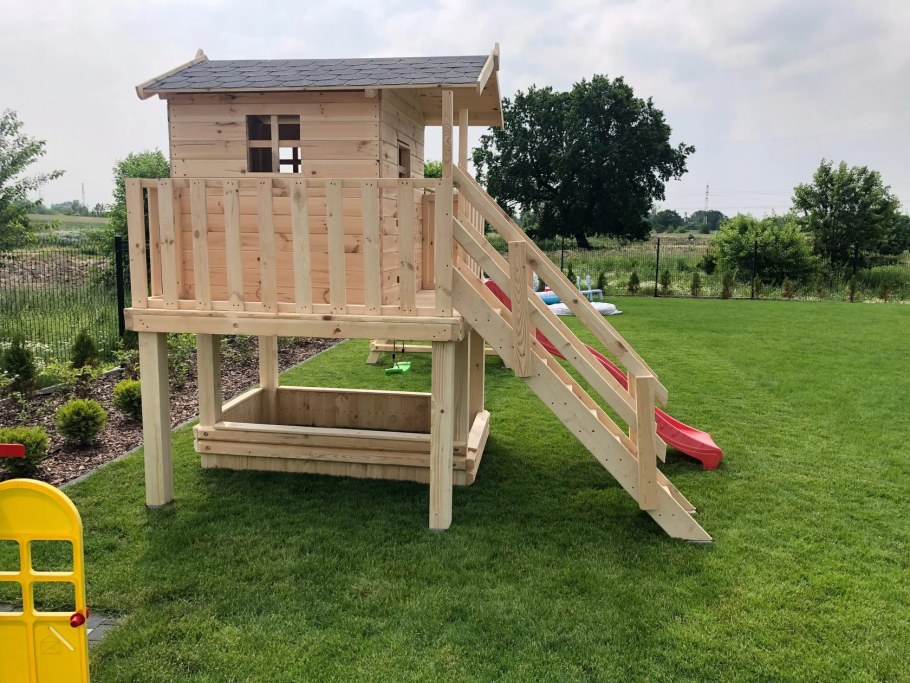 Песочница с домиком