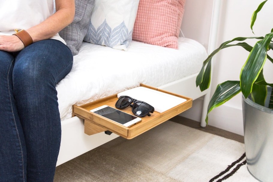 Диван со столиком в подлокотнике