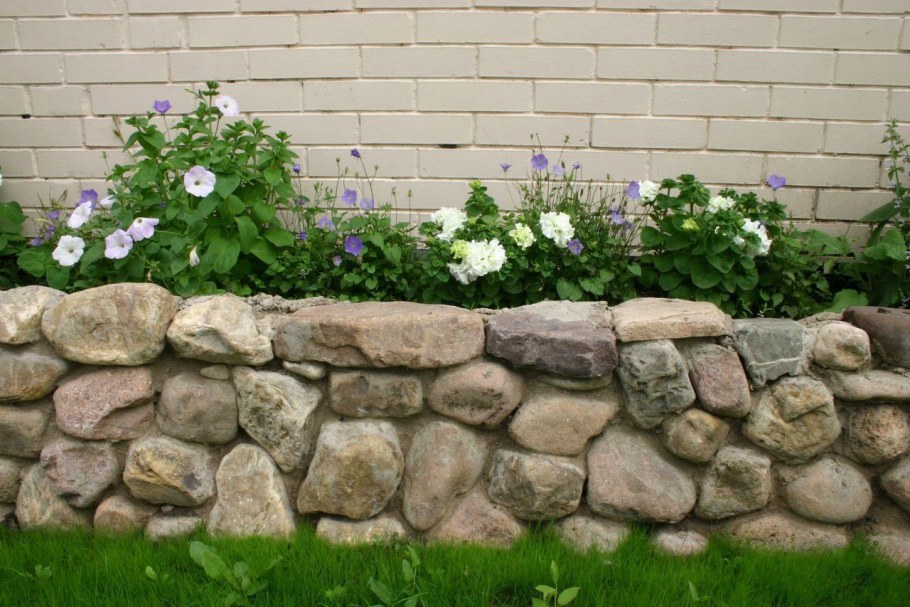 Подпорная стена из бутового камня