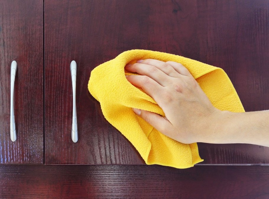 Протирание пыли с мебели