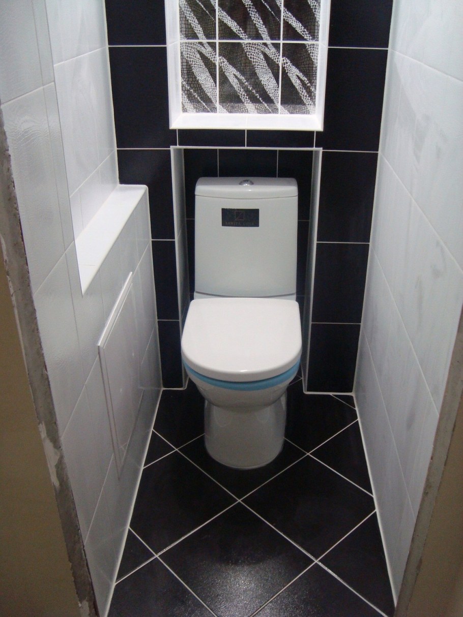 Туалет из красной плитки