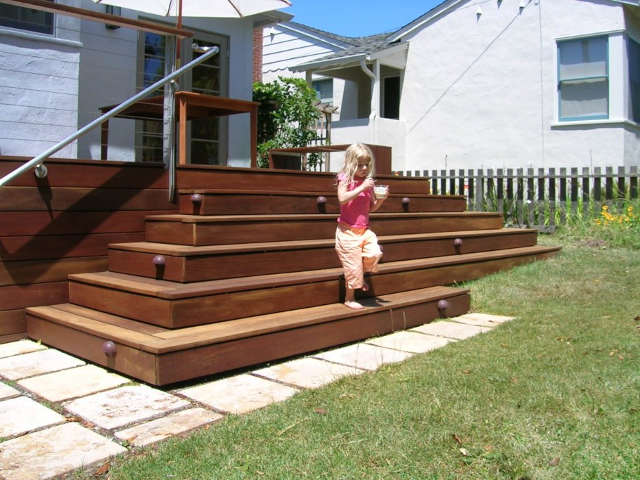 Деревянная лестница на крыльцо