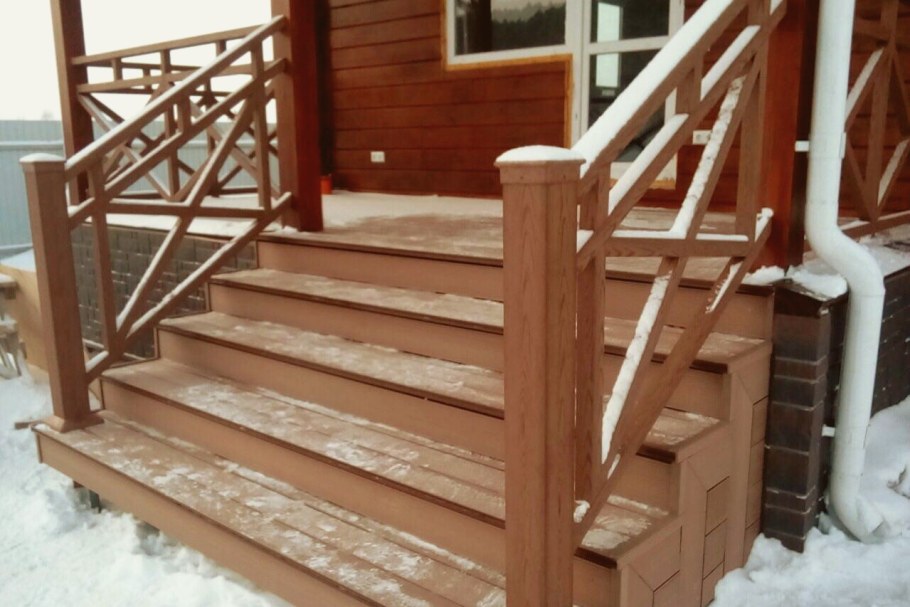 Крыльцо к деревянному дому