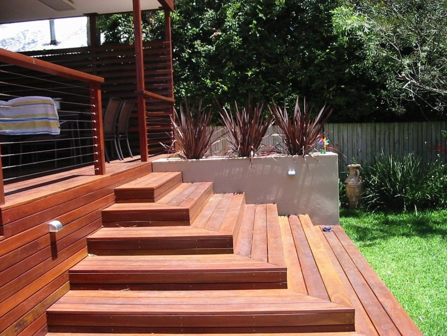 Наружная металлическая лестница