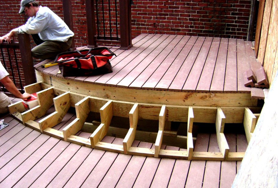 Ограждение для уличной лестницы из дерева