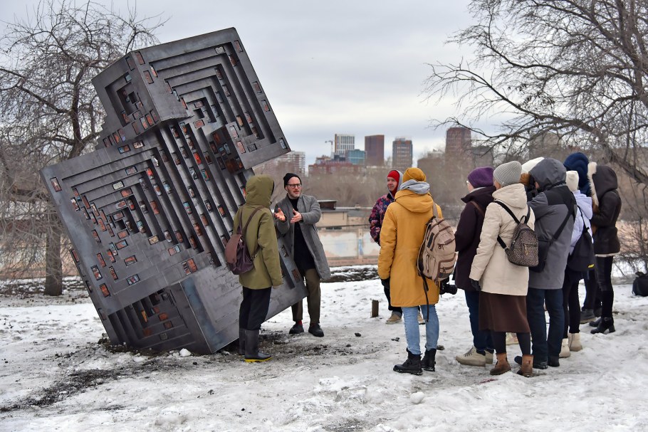 Скульптуры возле драмтеатра Оренбург