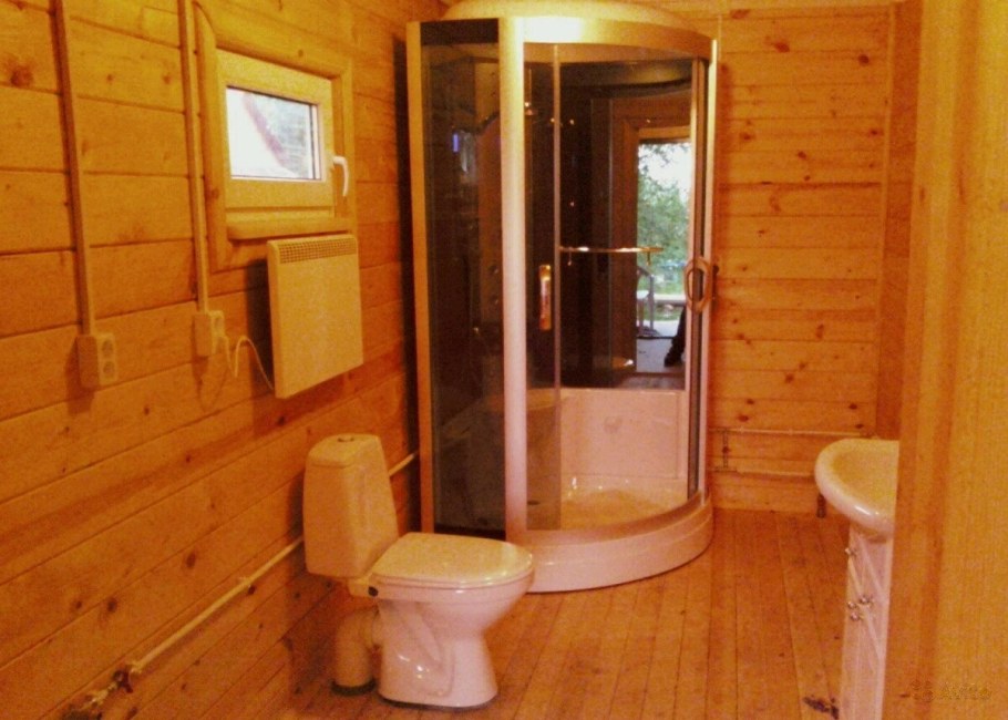Душевая кабина в деревянном доме