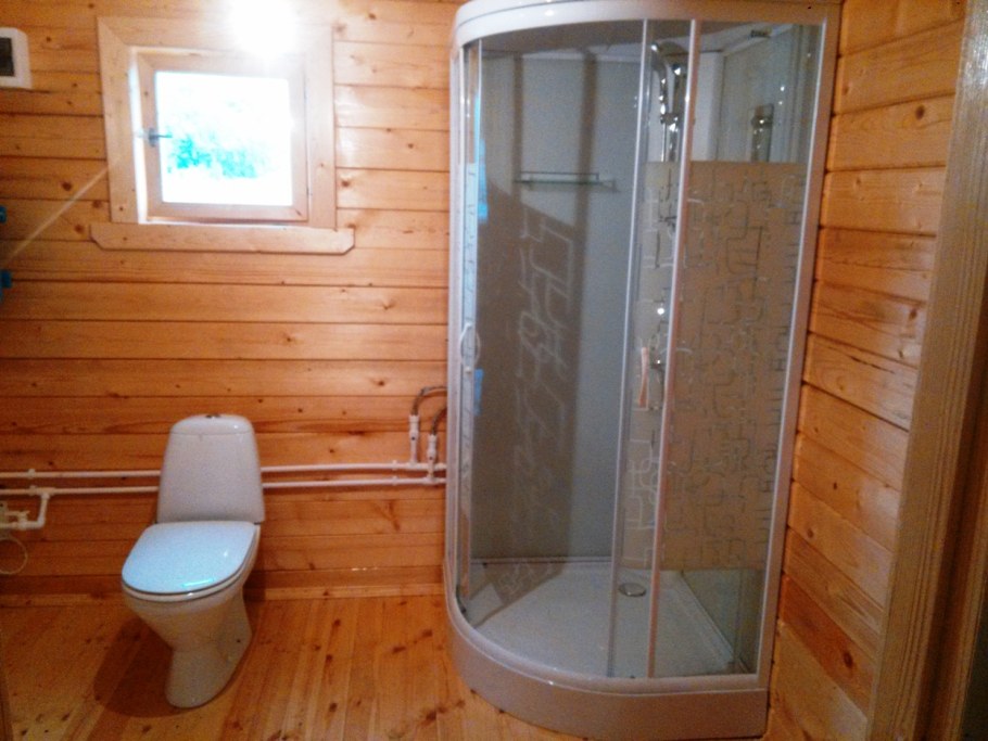 Душевая кабина на даче в доме