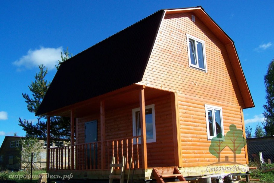 Дачный домик с ломаной крышей