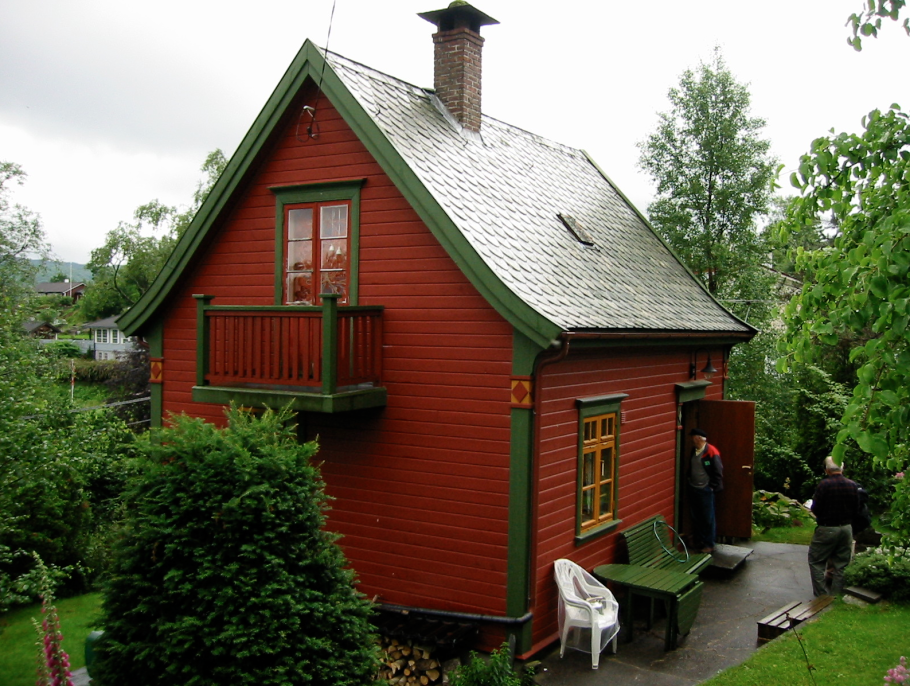 Деревянный дом с зеленой крышей