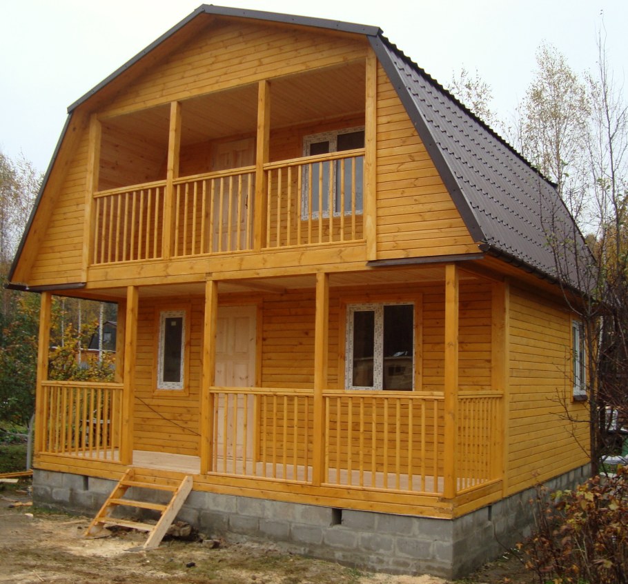 Дачный дом с балконом