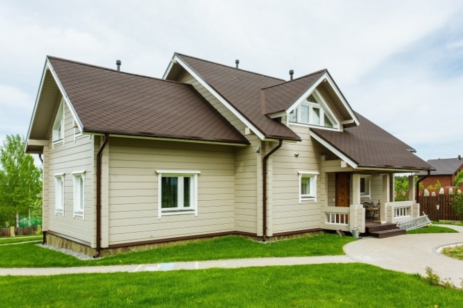 Дом с коричневой крышей