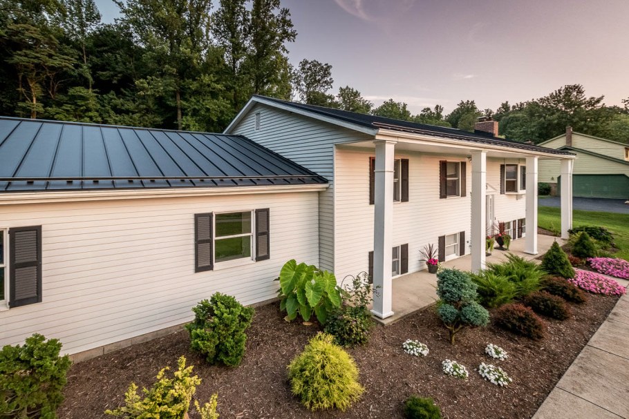 Черная крыша дома