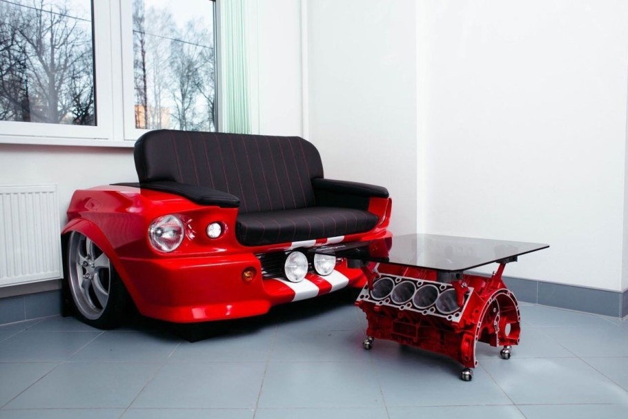 Диван из Ford Mustang