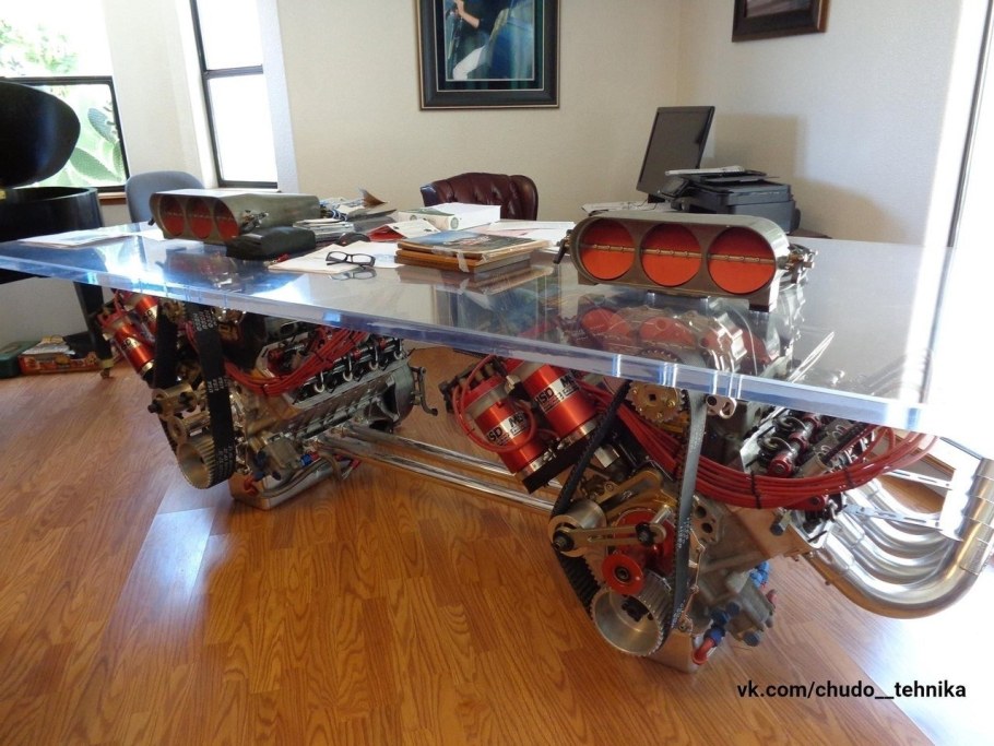 Стол в виде двигателя