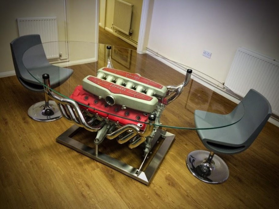 Стол в виде двигателя