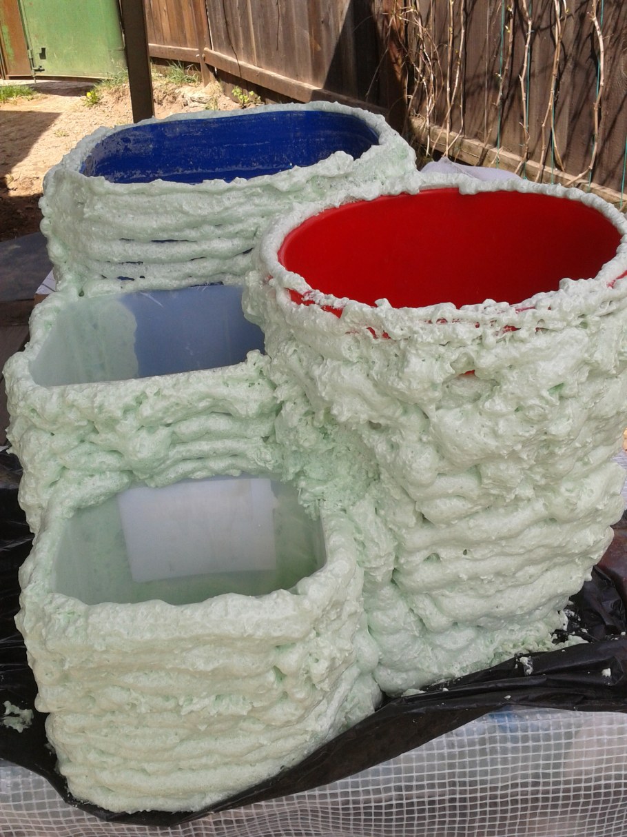 Кашпо из пластиковых канистр