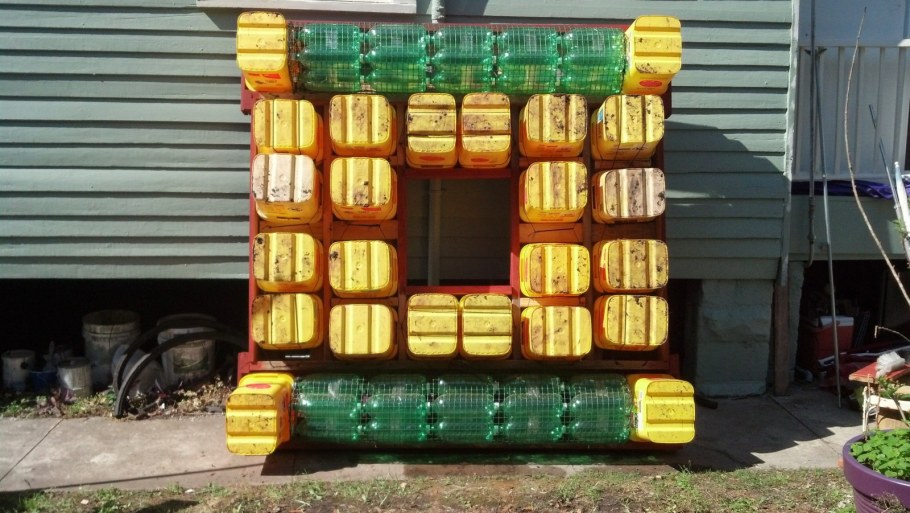 Изделия из пластиковых канистр