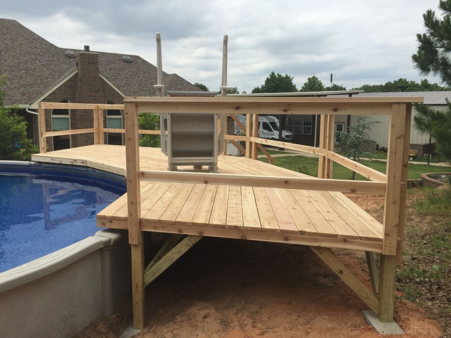 Помост для бассейна на даче