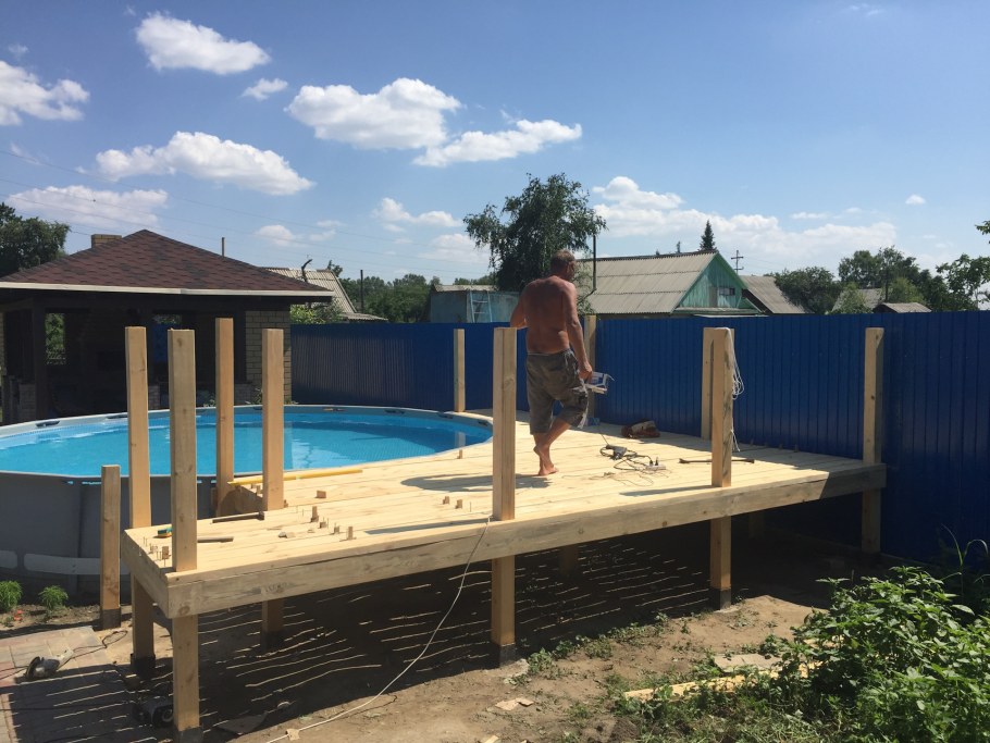 Помост для бассейна на даче
