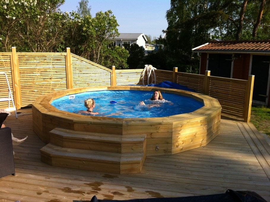 Подиум для бассейна на даче