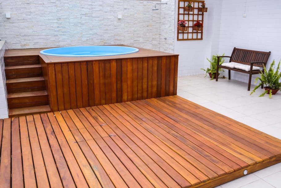 Деревянный помост для бассейна