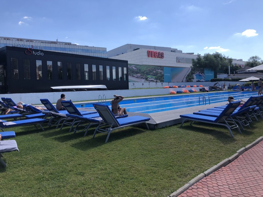 Crocus Fitness Мякинино бассейн на улице