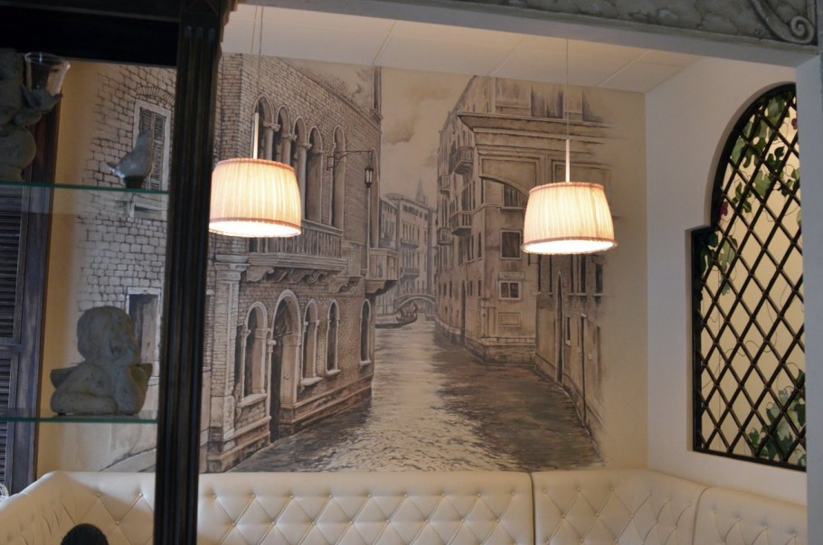 Монохромные фрески на стену