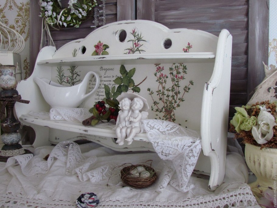 Декор на комоде