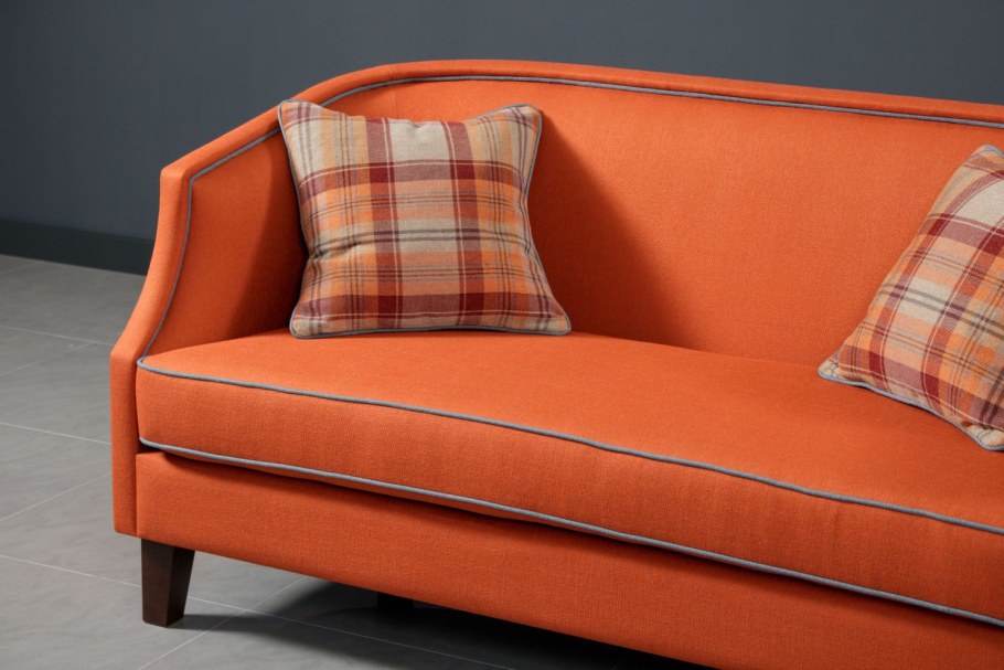 Маленький диванчик