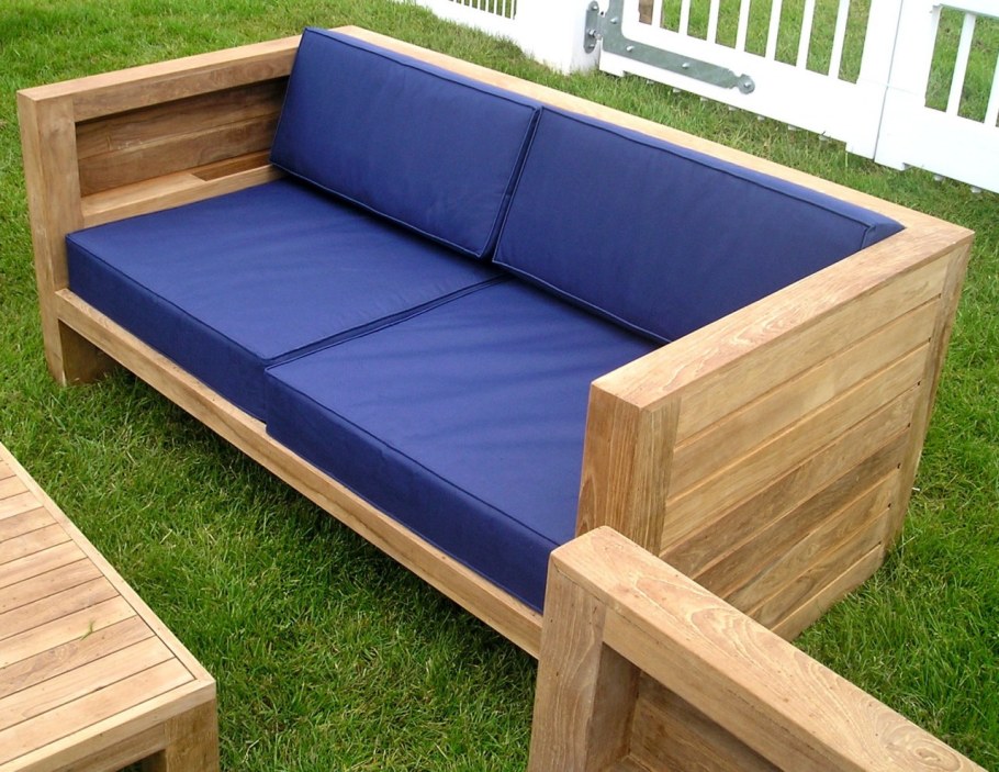 Деревянный диван для дачи