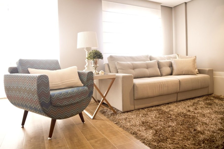 Малиновый диван в интерьере