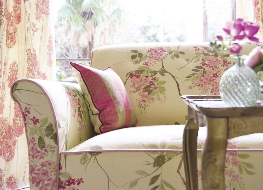 Диван с цветочным принтом