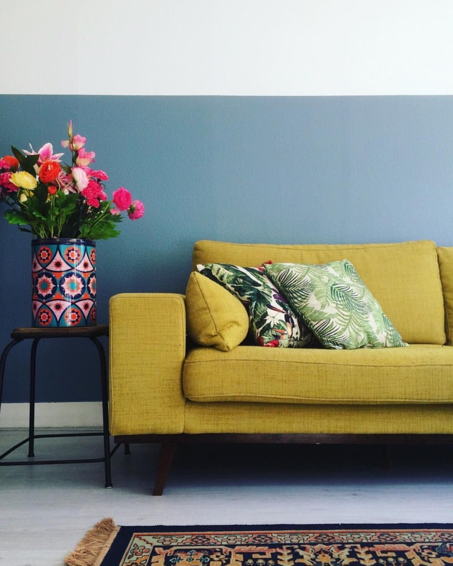 Розовый диван в интерьере