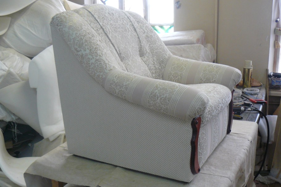 Обтянуть диван тканью