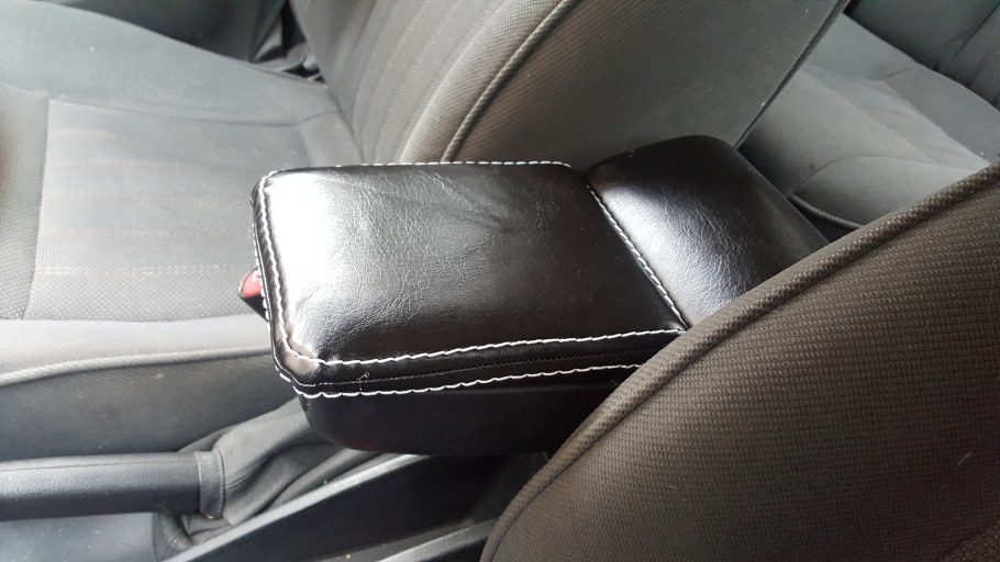 Чехол на диван с кожаными подлокотниками