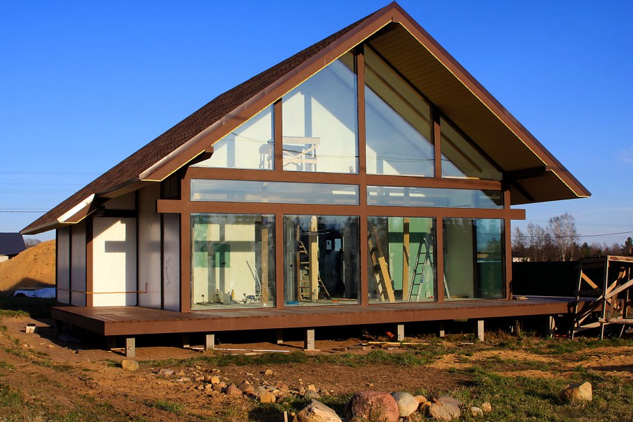 Дачный домик с большими окнами