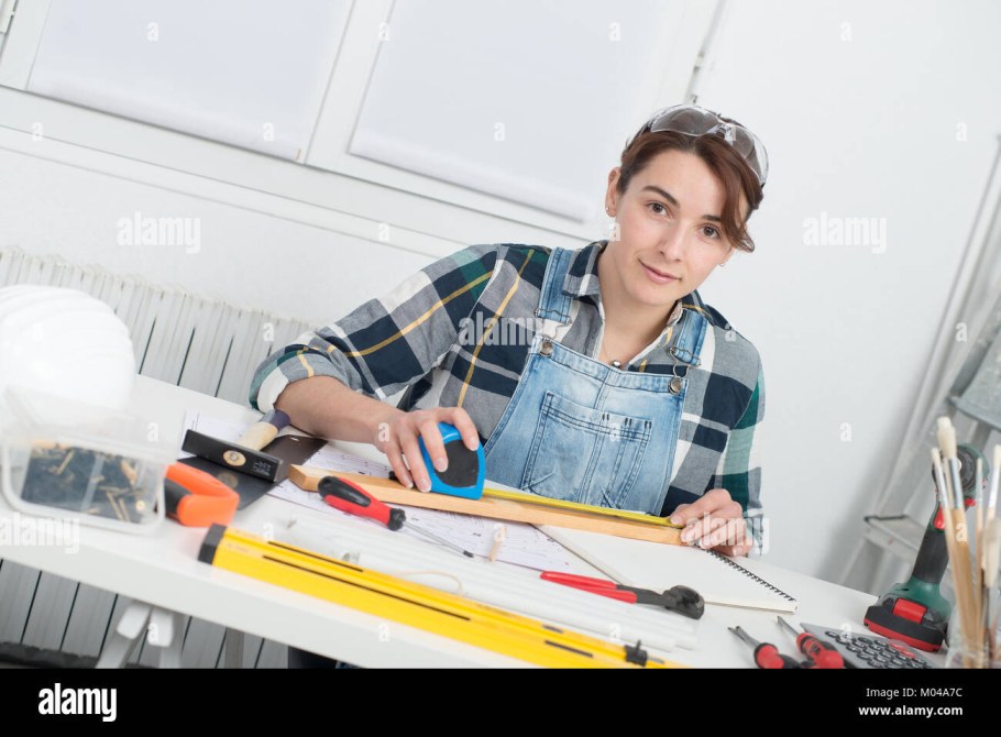 Девушка обмеряет квартиру