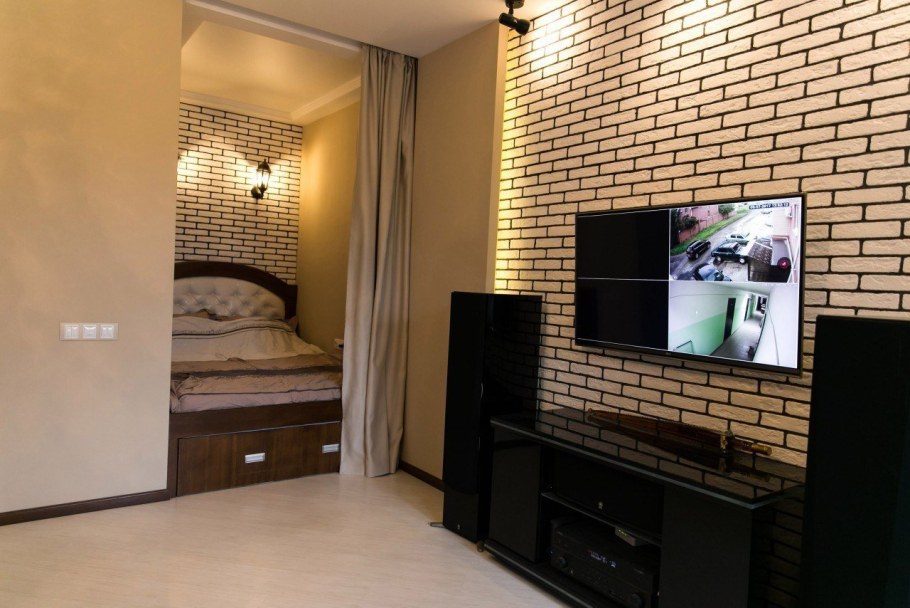 Интерьер однокомнатной квартиры с альковом