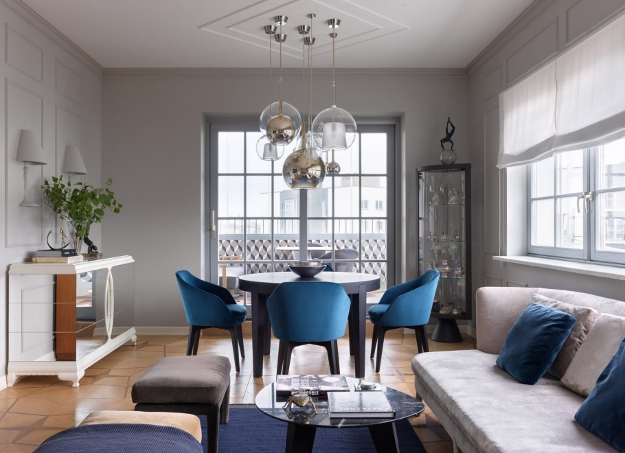 Гостиная с синими стульями