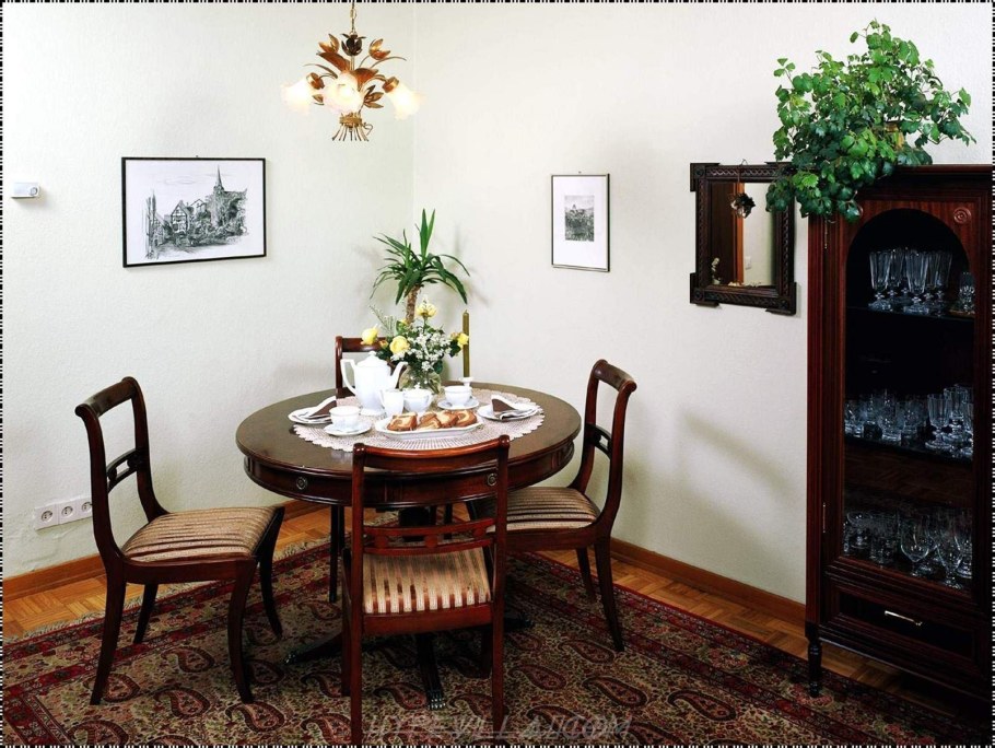 Круглый стол в интерьере гостиной