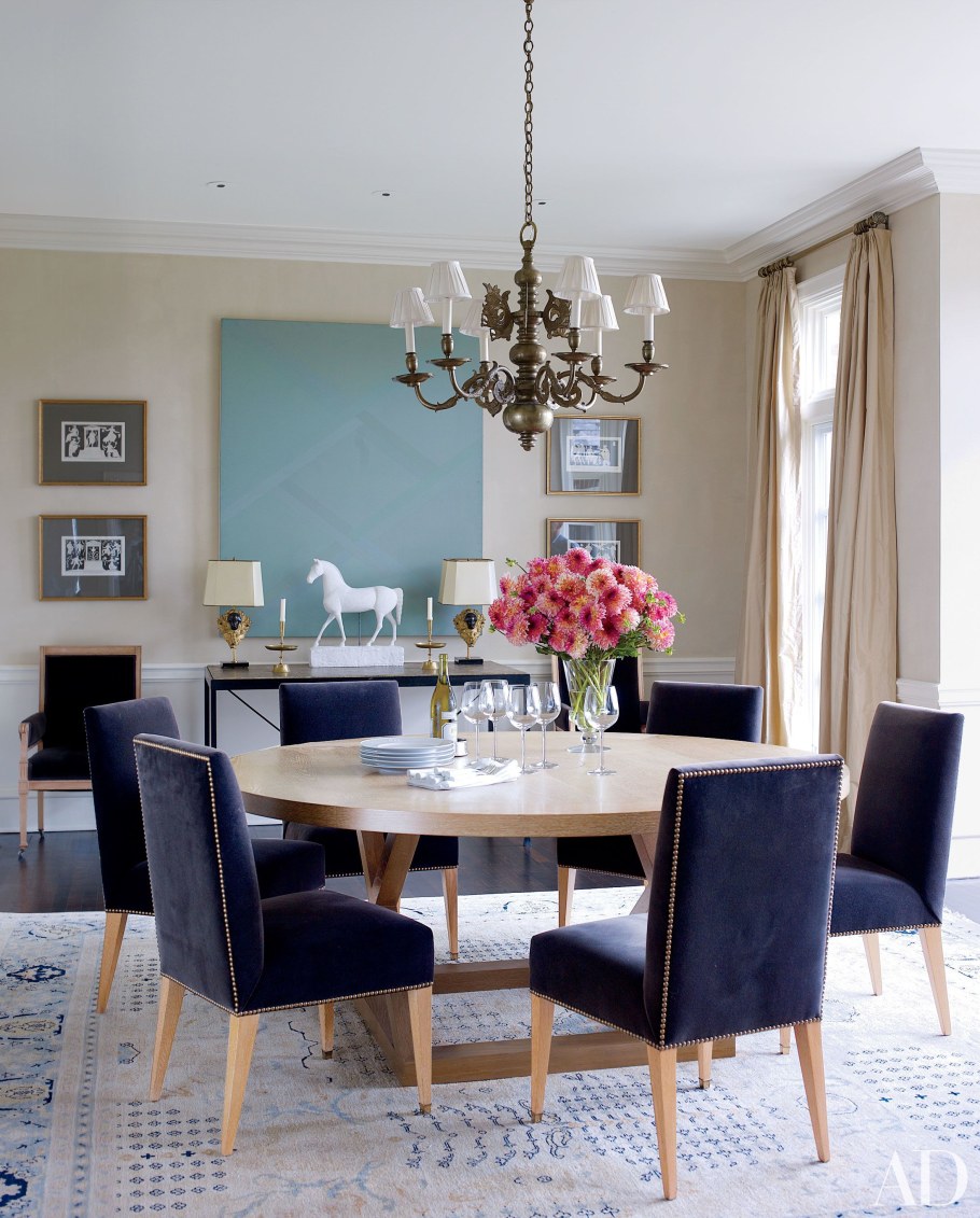 Круглый стол в интерьере гостиной