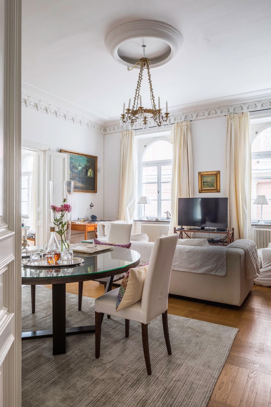 Гостиная с обеденным столом