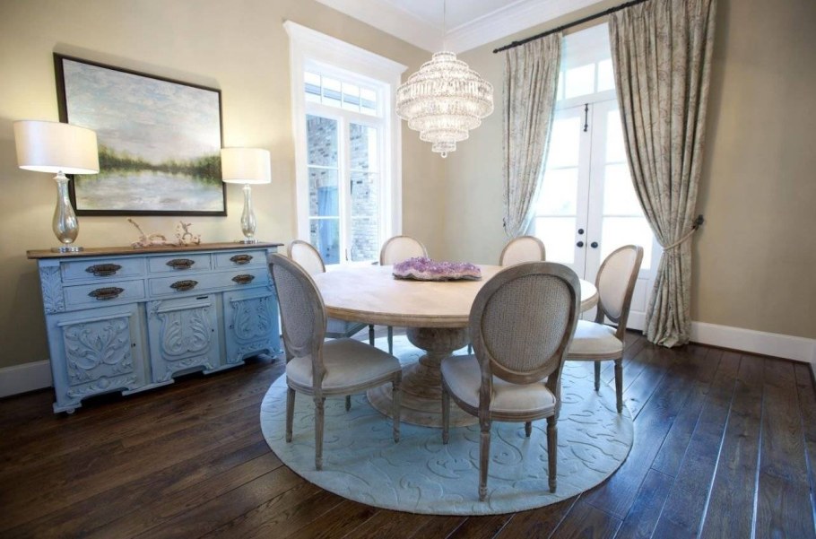 Комната с круглым столом