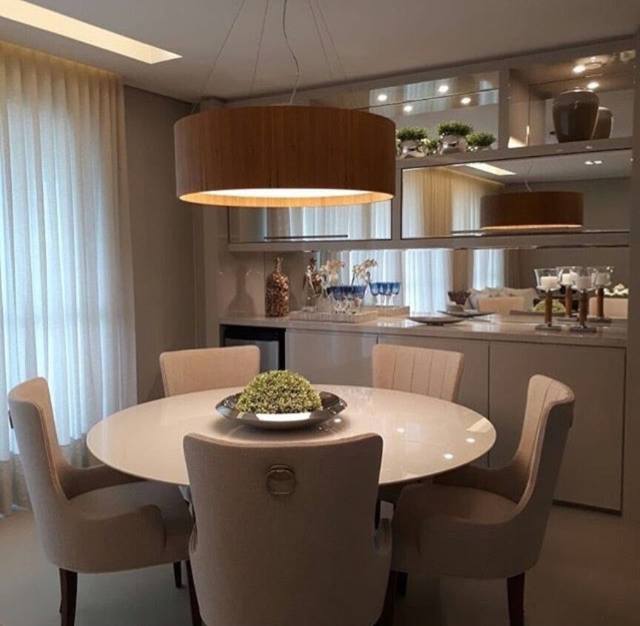 Круглый стол в интерьере кухни