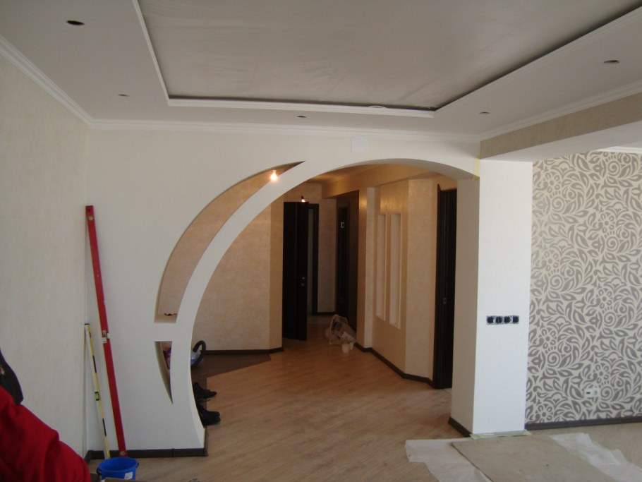 Потолочный плинтус в интерьере